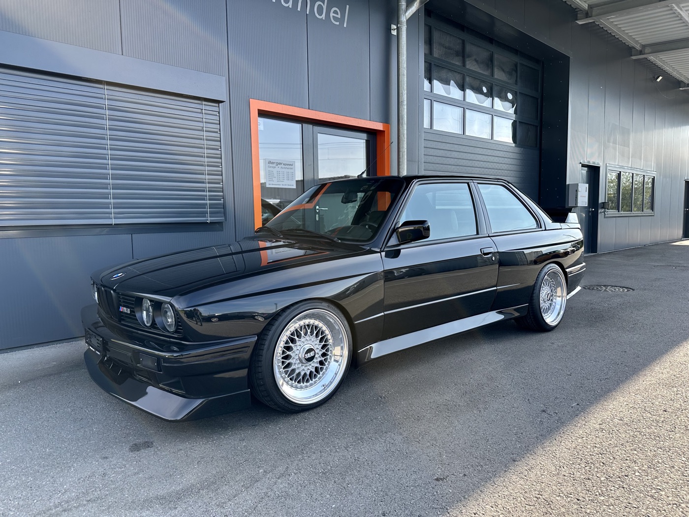 BMW E30 M3 Youngtimer in Schwarz vor der Garage Bergerspeed