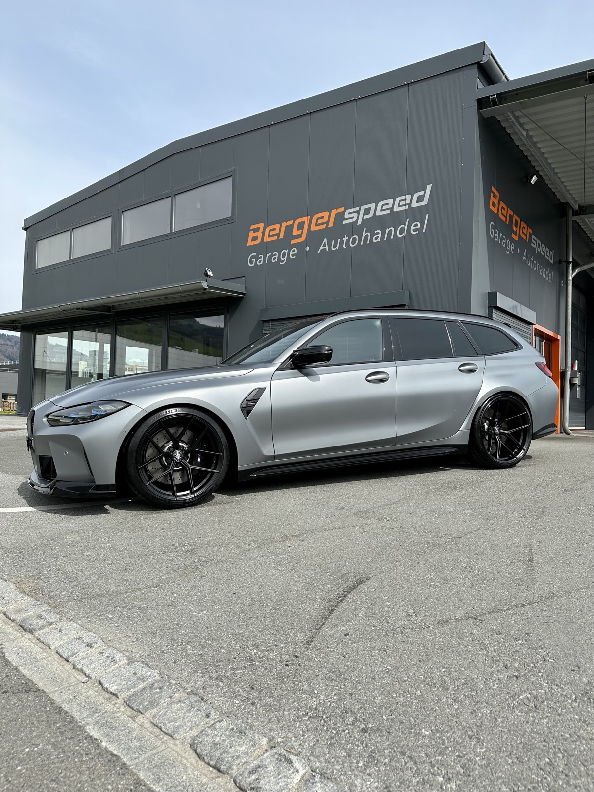 BMW M3 Touring in Silber vor der Garage Bergerspeed