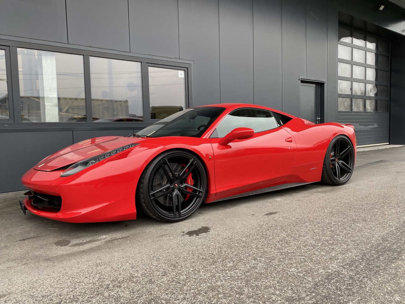 Ferrari 458 Italia in Rot vor der Garage Bergerspeed