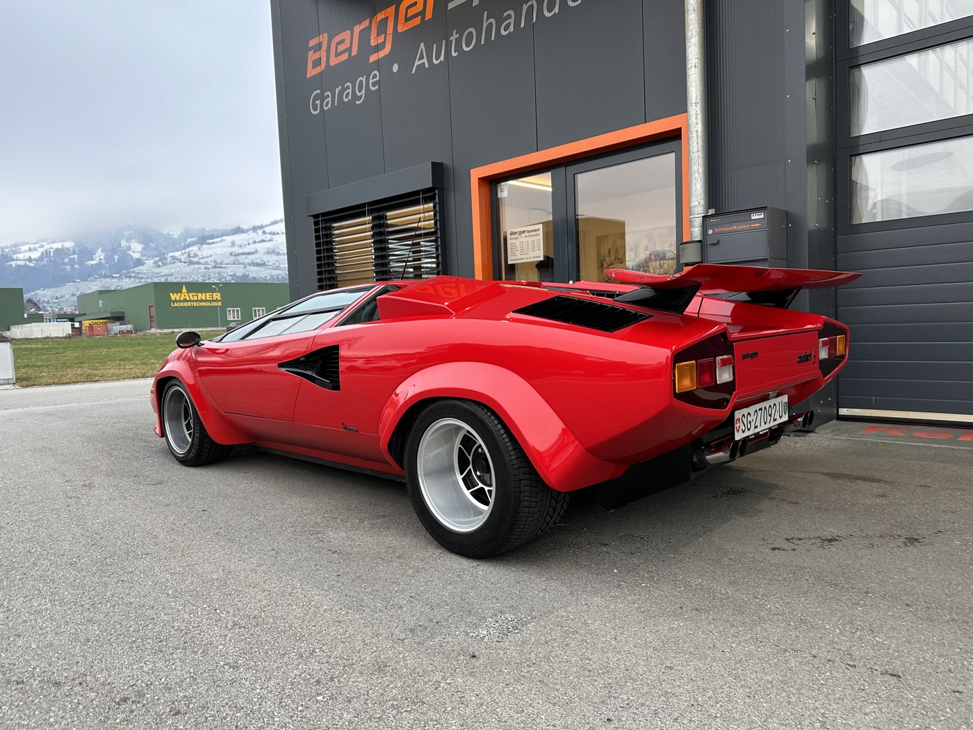 Lamborghini Countach in Rot vor verschneiter Bergkulisse